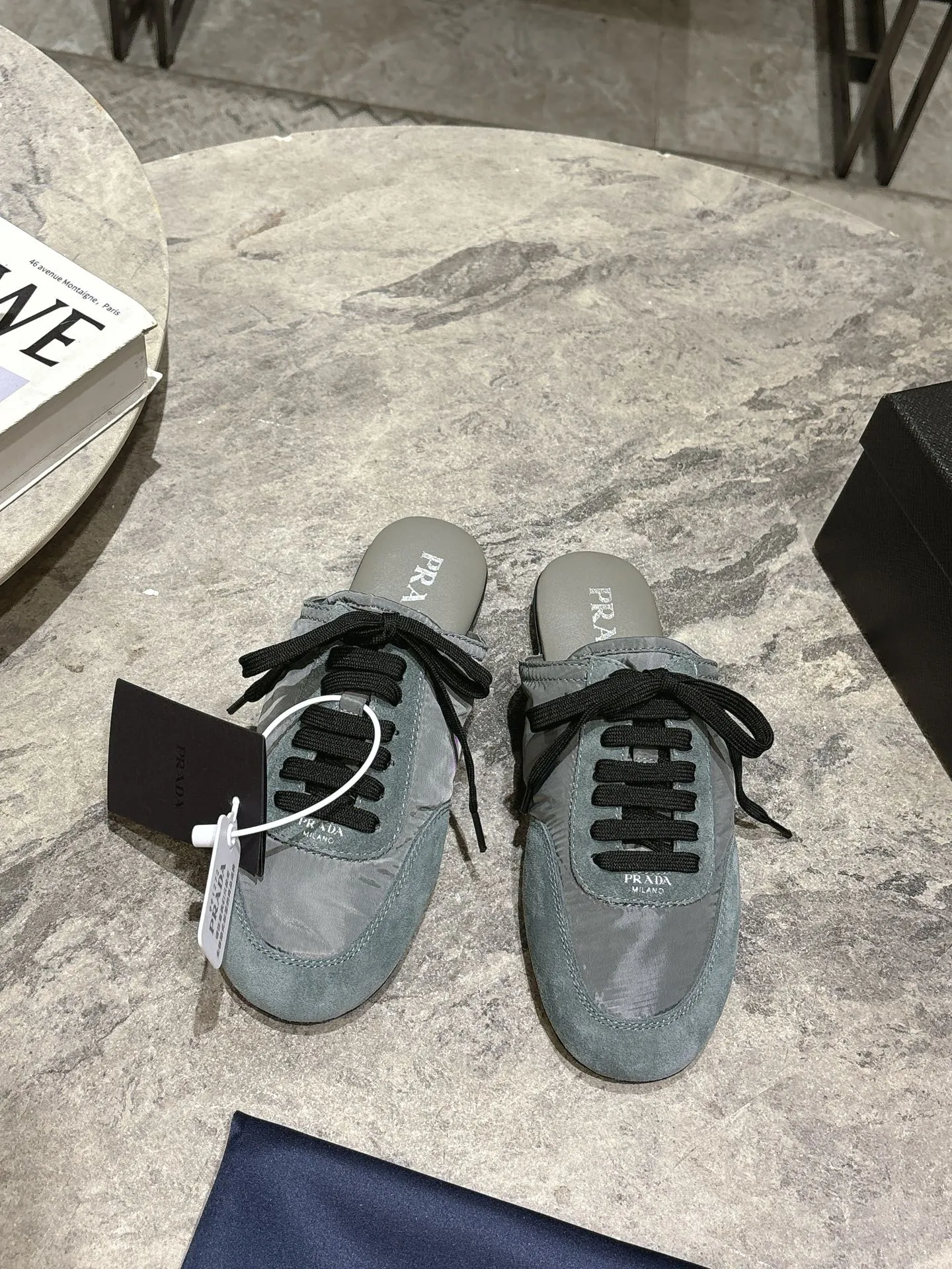 👟👟Ex-factory price 502👟👟 Prada Prada spring and summer show thin-soled moral training shoes for women. The 25ss show style item with the highest export rate. The suede upper has a texture, and the inner sheepskin is wrapped. It is soft and waxy. The insole is thickened with lambskin. It is extremely comfortable to step on, has a sense of support, and feels well wrapped. The shoe shape is full of wrapping, light, easy to wear and practical, a casual shoe, original molded rubber outsole Size: 35-39 (40 41 customized, non-refundable)